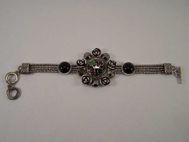 Náramek s kameny a růžičkami