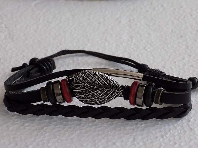 Náramek černý s ozdobami