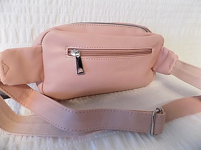 Kabelka crossbody ledvinka růžová