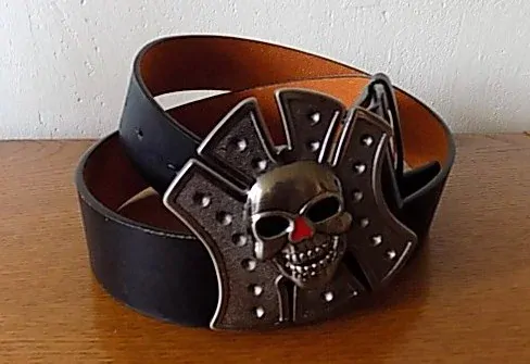 Páasek hnědý, černý s lebkou