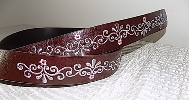 Dámský opasek s výšivkou hnědý
